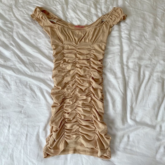 Verge girl ruched nude mini dress, off shoulder - Picture 3 of 5